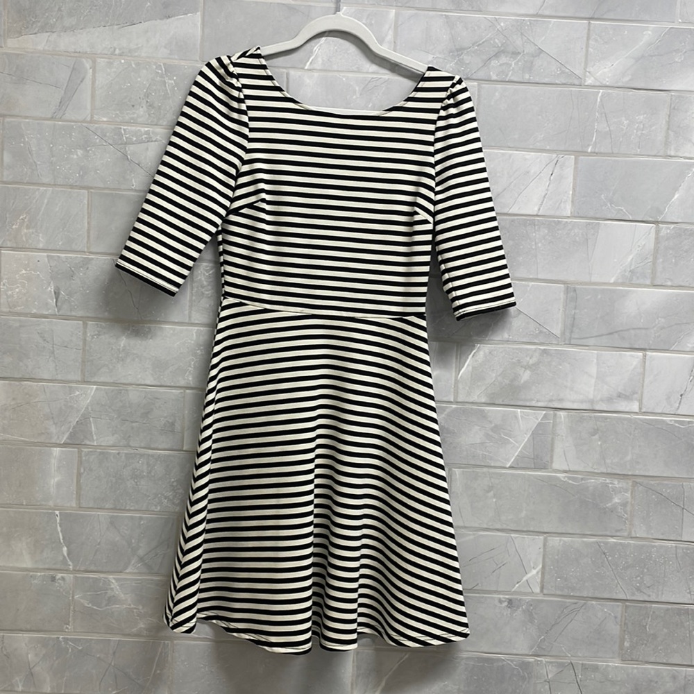 Great cotton/poly blend dress that is great for date night!